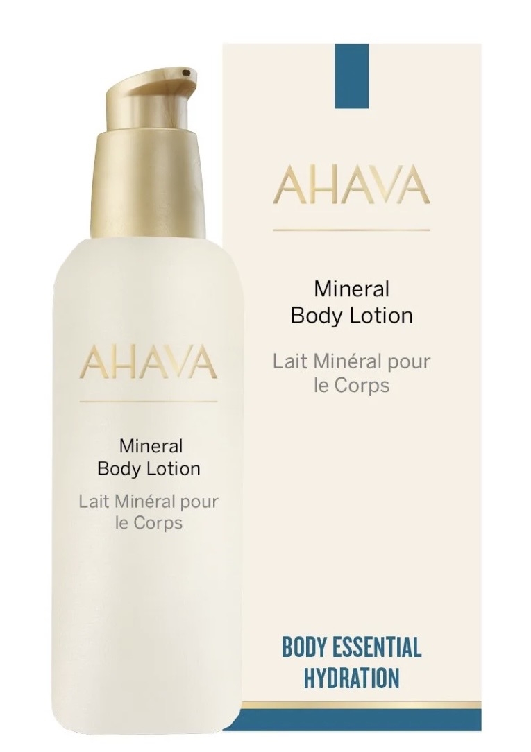 Den klassiske velkjente AHAVA body lotion i ny innpakning med dødehavsmineraler, vegetabilsk glyserin og Trollhassel. Dødehavsmineraler har en unik egenskap: De renser huden samtidig som de tilfører god og dyp fuktighet. Godkjent for sensitiv hud. 250 ml.