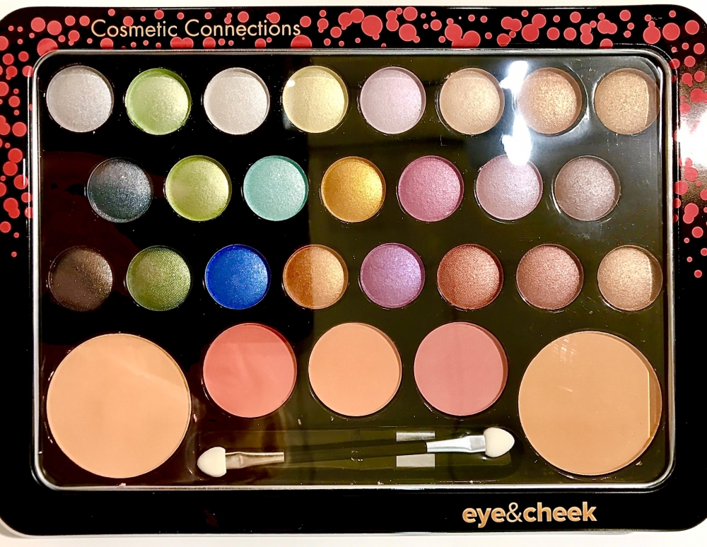 En nydelig Make Up Palette med 34  høypigmenterte skimmer øyenskygger, 2 matte powders og 3 blushers med applikatorer.  En fin gave til unge damer.