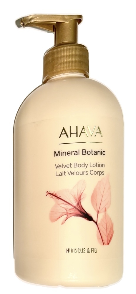 Fløyelsmyk bodylotion med næringsrike dødehavsmineraler, Shea Butter og Aloe Vera med en sval og delikat duft fra Hibiskus gir en luksuriøs spafølelse hjemme. Ny innpakning, samme gode formula. Godkjent for sensitiv hud. Parabenfri og sulfatfri. 500ml.